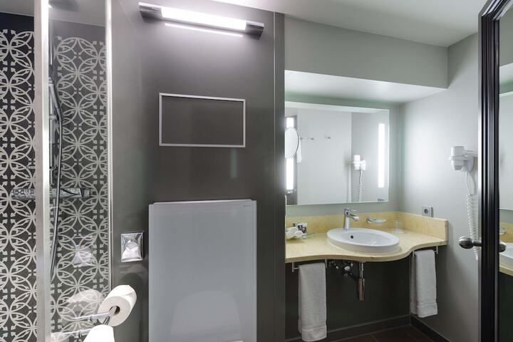 Room 43 of 145