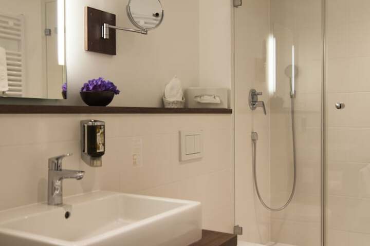 Room 8 of 33
