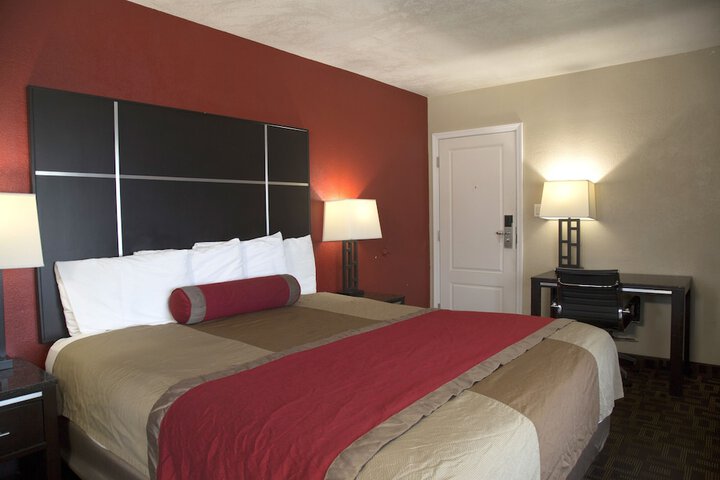 1 King Bed (16 of 18)