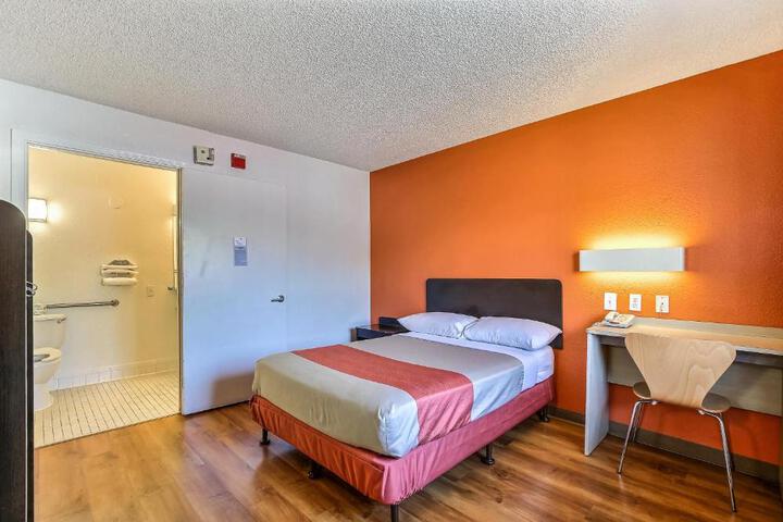 1 Queen Bed Refrigerator (8 of 10)