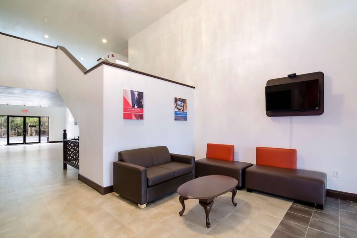 Lounge 27 of 32