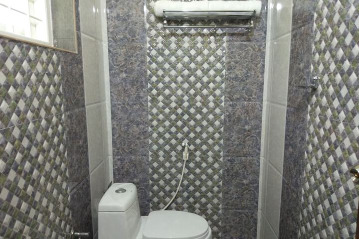 Room 6 of 12