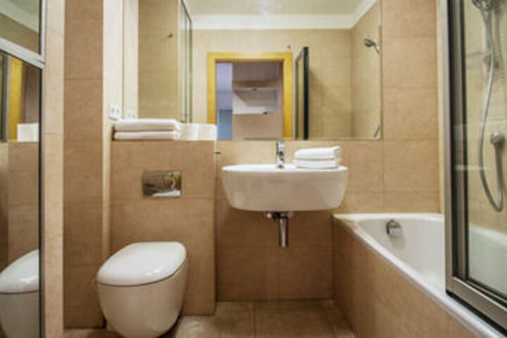 Room 4 of 18
