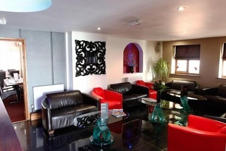 Lounge 12 of 14