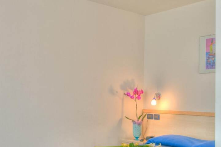 Room 10 of 33