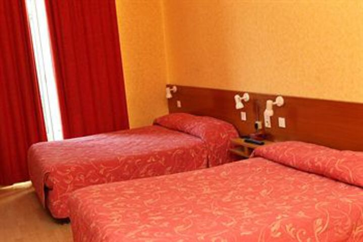 Room 4 of 9