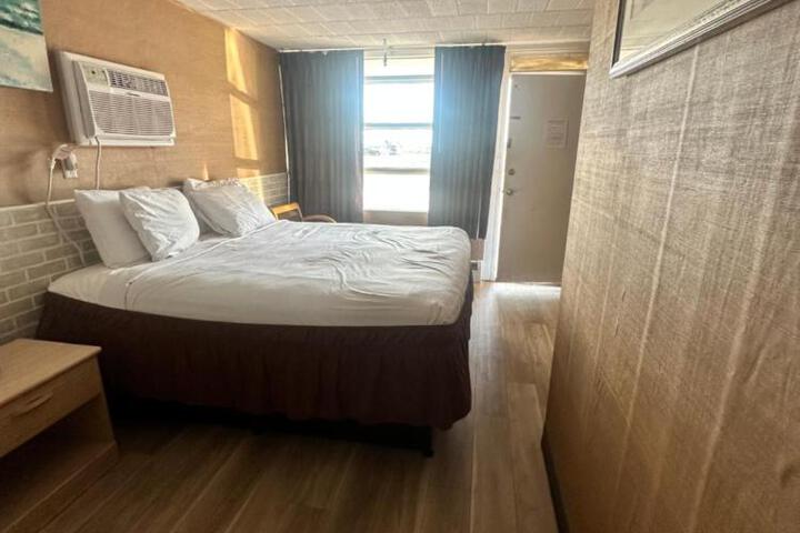 Classic Queen Bed (5 of 8)