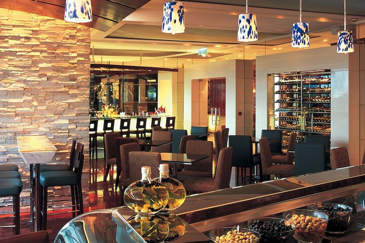 Lounge 77 of 103