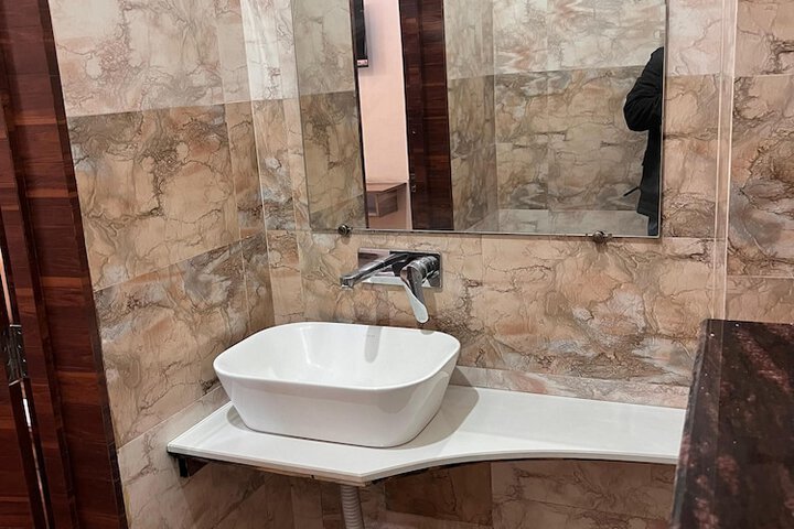 Room 10 of 13