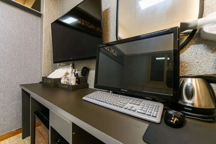 Room 6 of 12