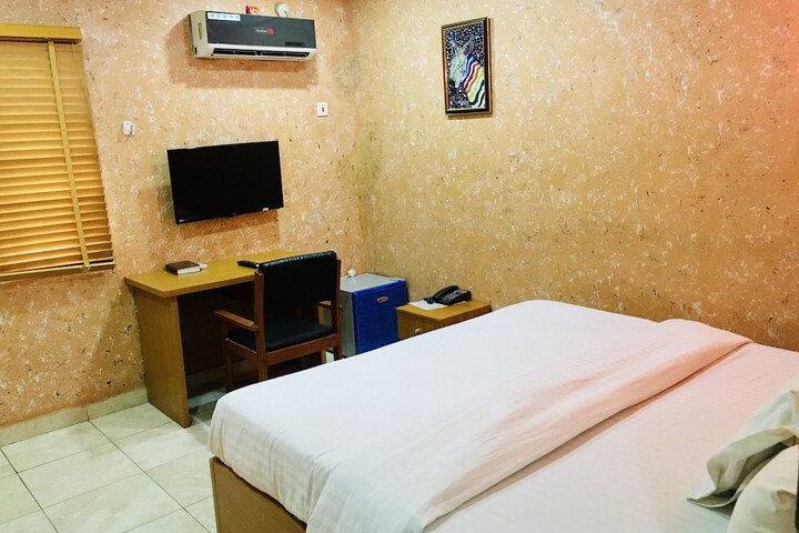 Room 11 of 35
