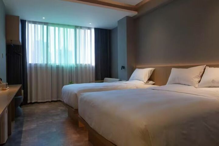 Room 10 of 25