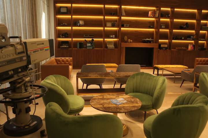 Lounge 21 of 31
