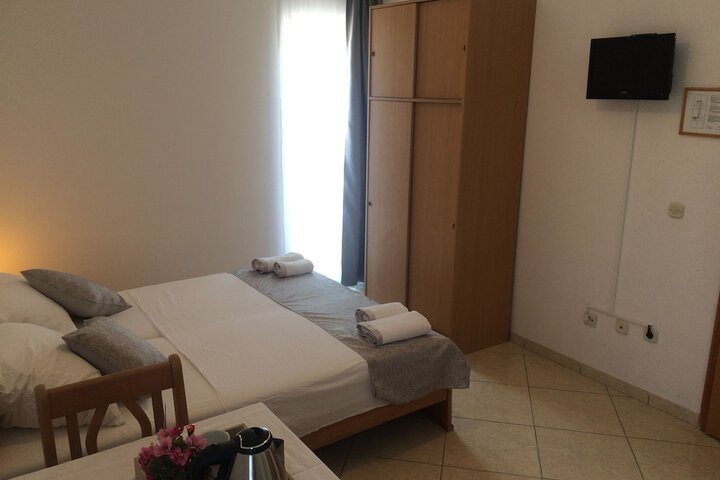 Room 4 of 65