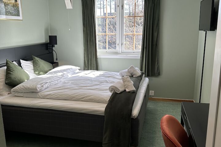 Room 6 of 13
