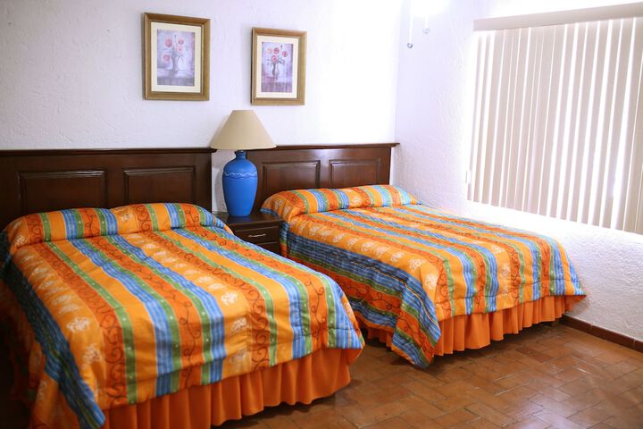 Room 2 of 32