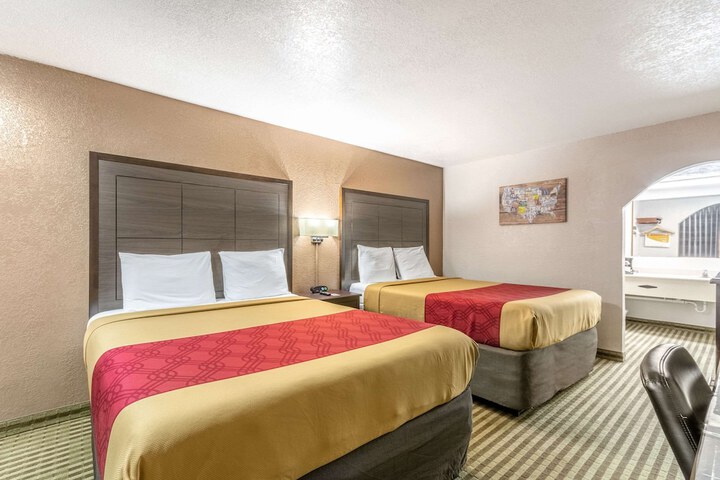 2 Queen Beds (2 of 8)