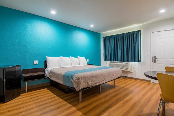 1 King Bed Refrigerator (12 of 14)