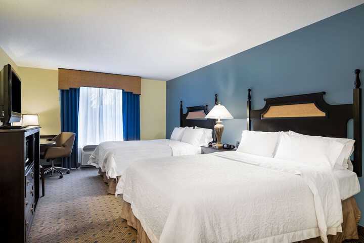 2 Queen Beds (3 of 5)