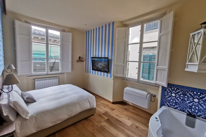 Room 4 of 18