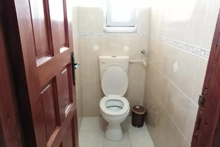 Room 6 of 10