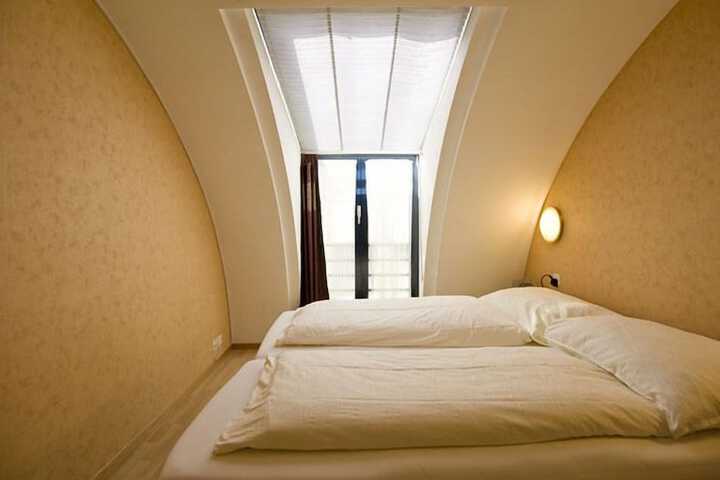 Room 11 of 38
