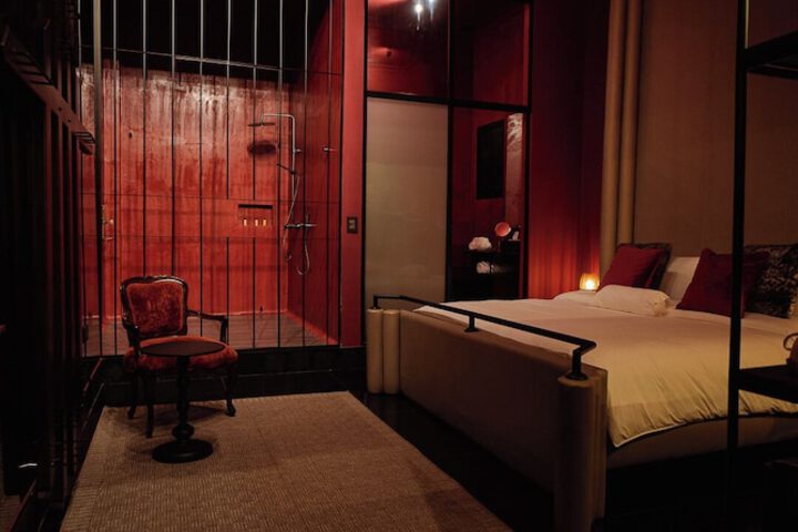 Room 13 of 37