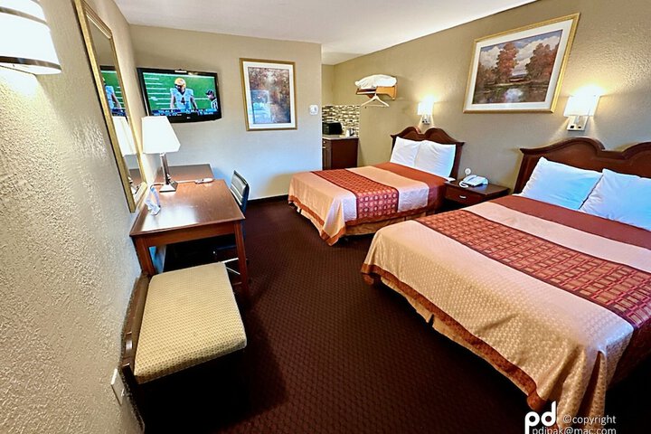1 Queen Bed (10 of 17)