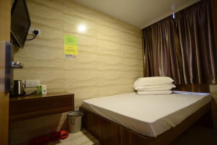 Room 13 of 195