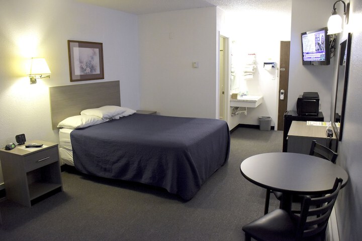Room 6 of 18