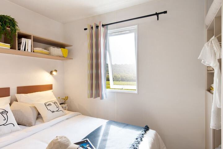Room 3 of 182