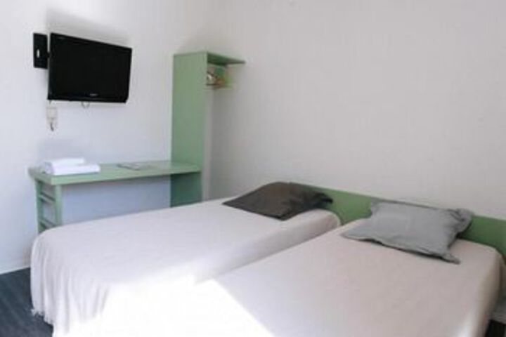 Room 4 of 9