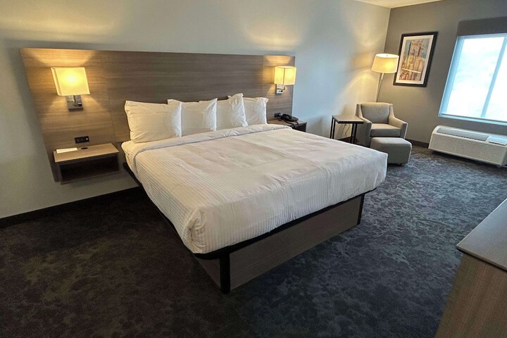1 King Accessible Comm Assist Roll in Shower Microwave, Refrigerator Full Breakfast (1 of 6)
