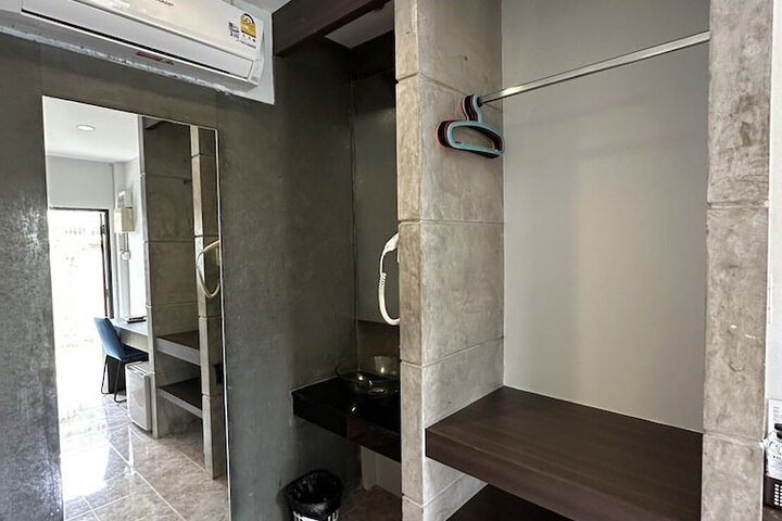 Room 6 of 47