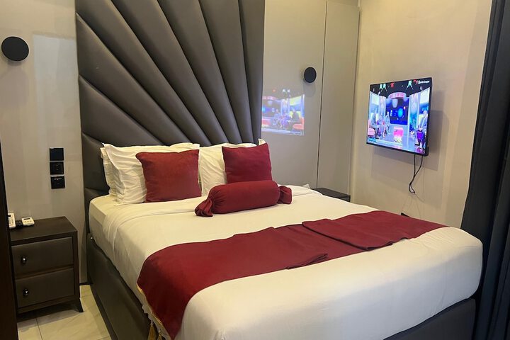 Room 6 of 12
