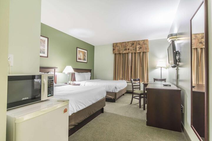 Queen Bed Accessible (4 of 10)