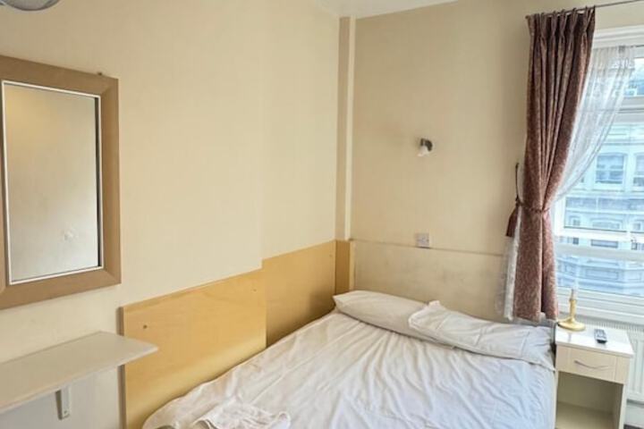 Room 32 of 118