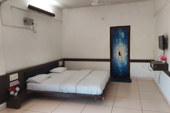 Room 32 of 65