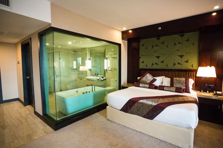 Room 9 of 50