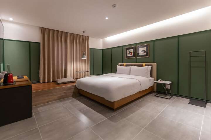 Room 2 of 33