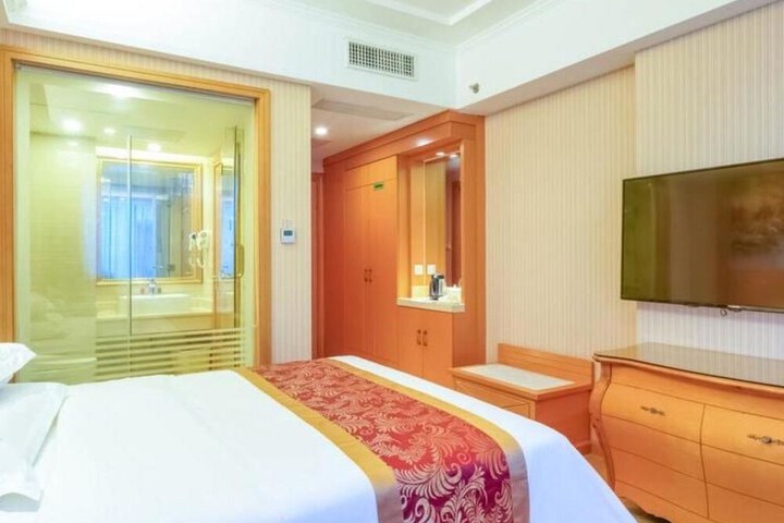Room 14 of 37