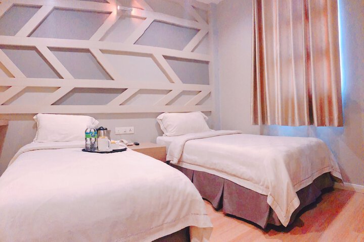 Room 6 of 33