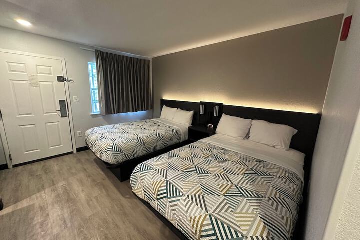 1 Queen Bed Kitchen (5 of 16)