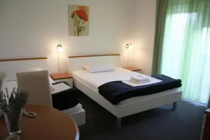 Room 4 of 16