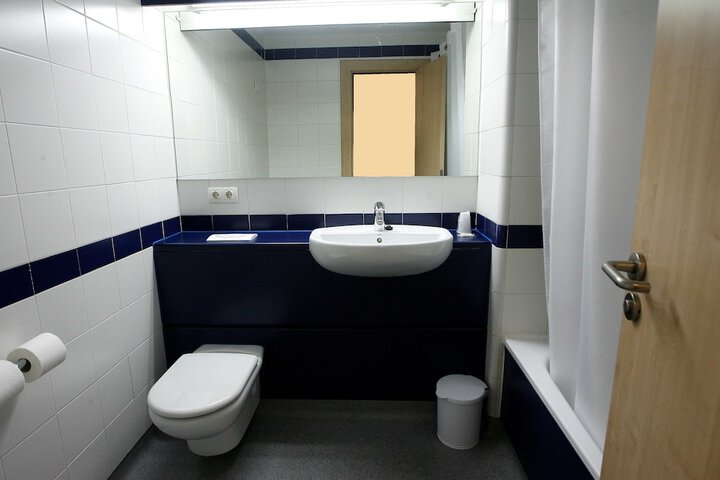 Room 5 of 32
