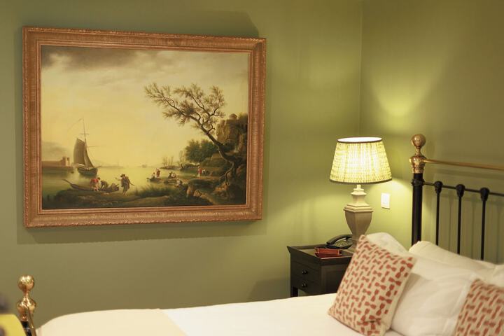 Room 33 of 51