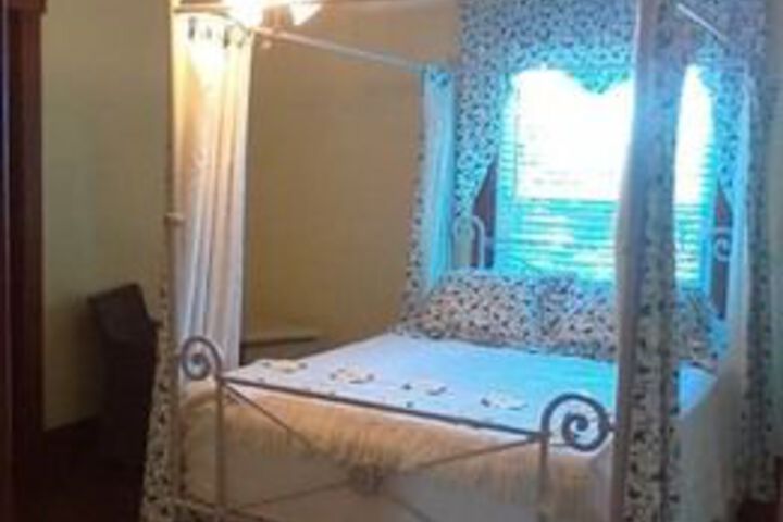 Room 5 of 18