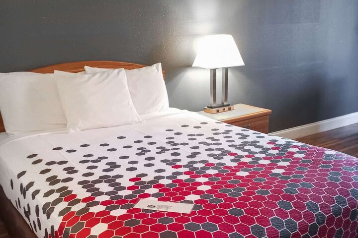 Double Bed Accessible (5 of 9)