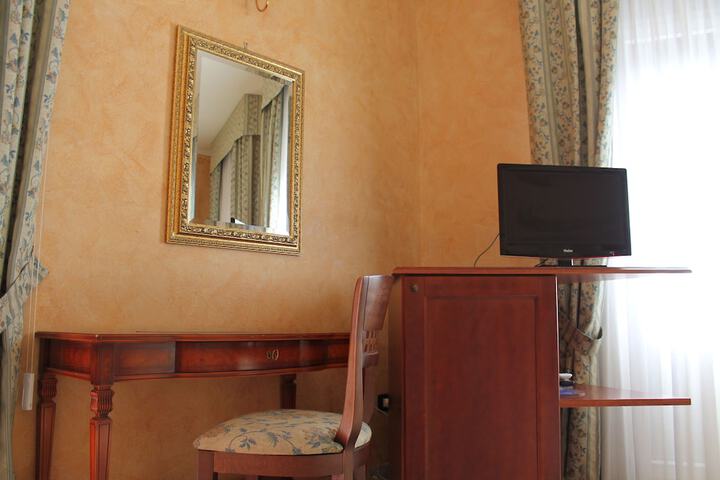 Room 3 of 90
