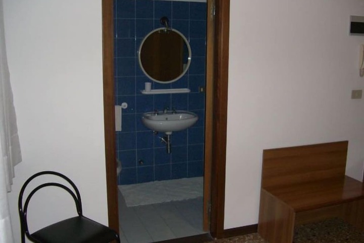 Room 13 of 16